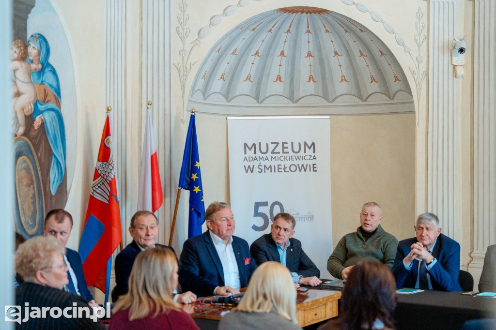 Obrady w wyjątkowej scenerii. XXI Sesja Rady Powiatu Jarocińskiego w Muzeum Adama Mickiewicza w Śmiełowie