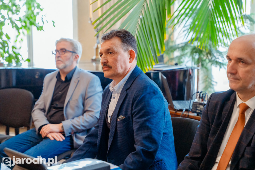 Obrady w wyjątkowej scenerii. XXI Sesja Rady Powiatu Jarocińskiego w Muzeum Adama Mickiewicza w Śmiełowie