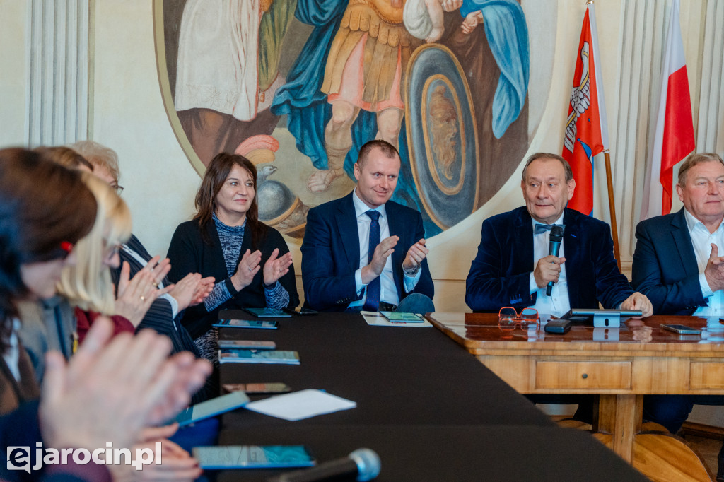 Obrady w wyjątkowej scenerii. XXI Sesja Rady Powiatu Jarocińskiego w Muzeum Adama Mickiewicza w Śmiełowie