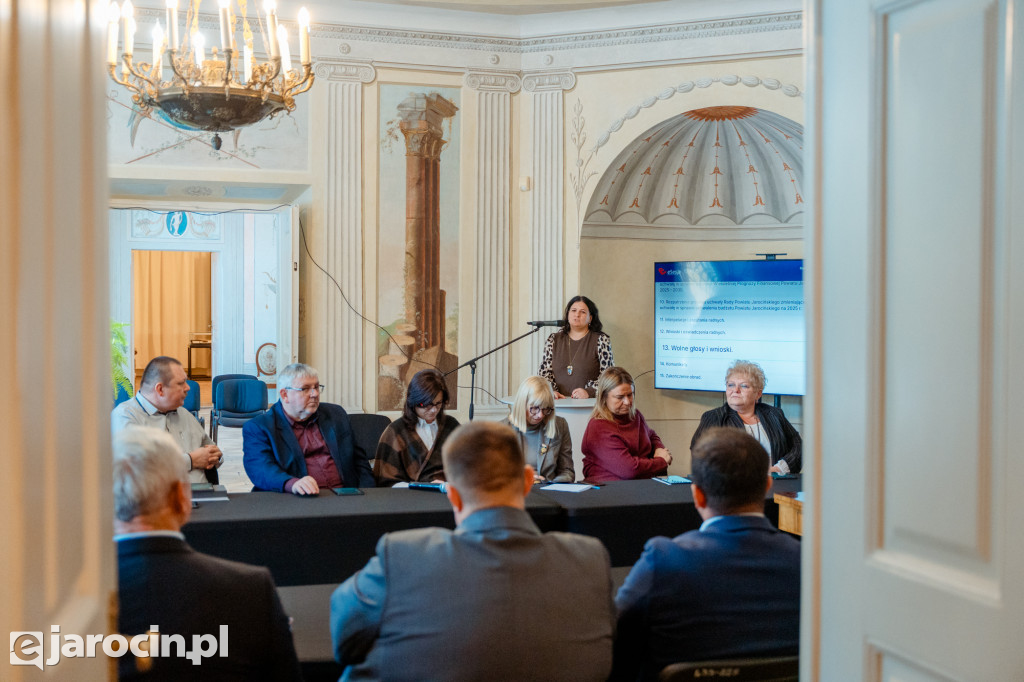 Obrady w wyjątkowej scenerii. XXI Sesja Rady Powiatu Jarocińskiego w Muzeum Adama Mickiewicza w Śmiełowie