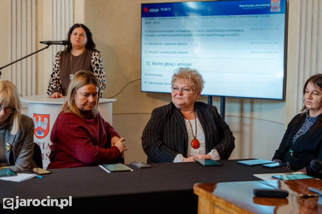 Obrady w wyjątkowej scenerii. XXI Sesja Rady Powiatu Jarocińskiego w Muzeum Adama Mickiewicza w Śmiełowie