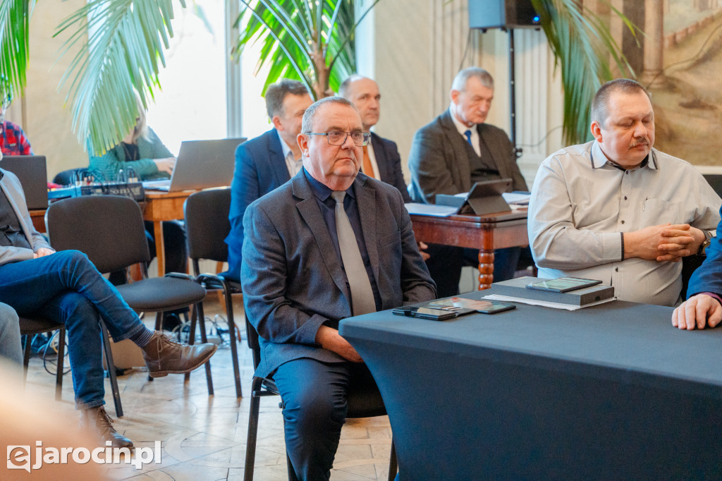 Obrady w wyjątkowej scenerii. XXI Sesja Rady Powiatu Jarocińskiego w Muzeum Adama Mickiewicza w Śmiełowie