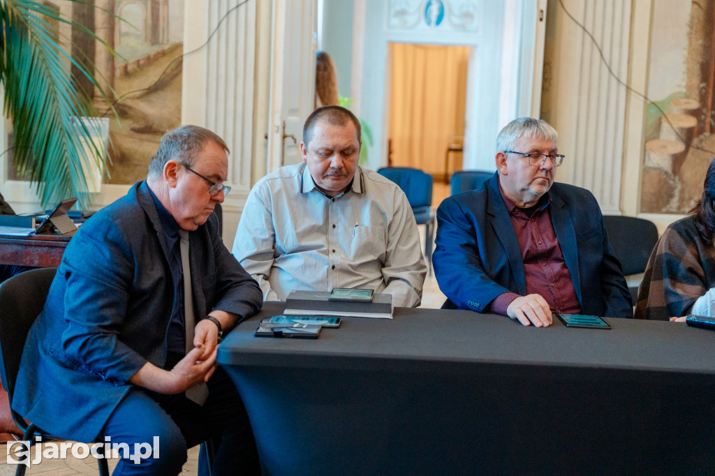 Obrady w wyjątkowej scenerii. XXI Sesja Rady Powiatu Jarocińskiego w Muzeum Adama Mickiewicza w Śmiełowie