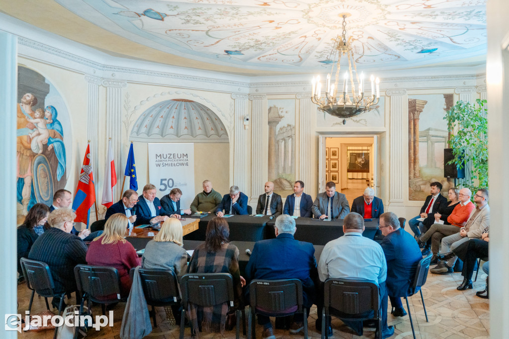 Obrady w wyjątkowej scenerii. XXI Sesja Rady Powiatu Jarocińskiego w Muzeum Adama Mickiewicza w Śmiełowie