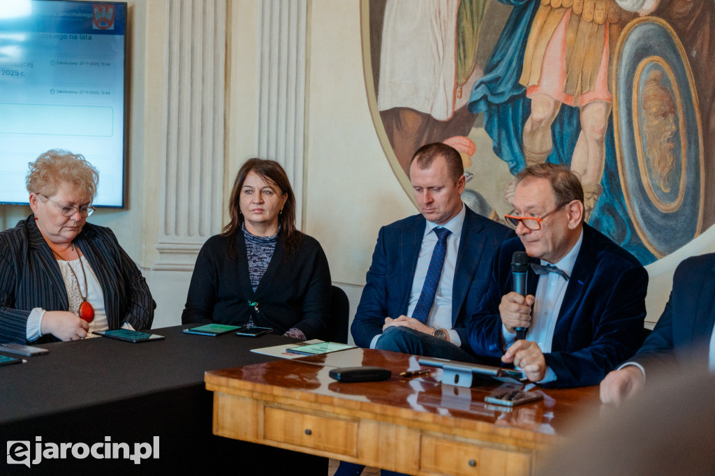 Obrady w wyjątkowej scenerii. XXI Sesja Rady Powiatu Jarocińskiego w Muzeum Adama Mickiewicza w Śmiełowie