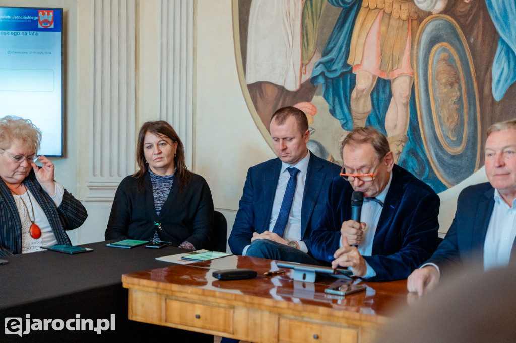 Obrady w wyjątkowej scenerii. XXI Sesja Rady Powiatu Jarocińskiego w Muzeum Adama Mickiewicza w Śmiełowie