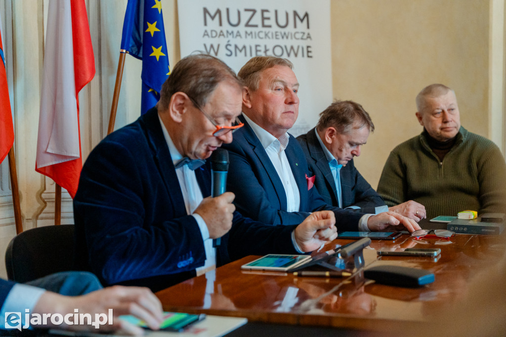 Obrady w wyjątkowej scenerii. XXI Sesja Rady Powiatu Jarocińskiego w Muzeum Adama Mickiewicza w Śmiełowie