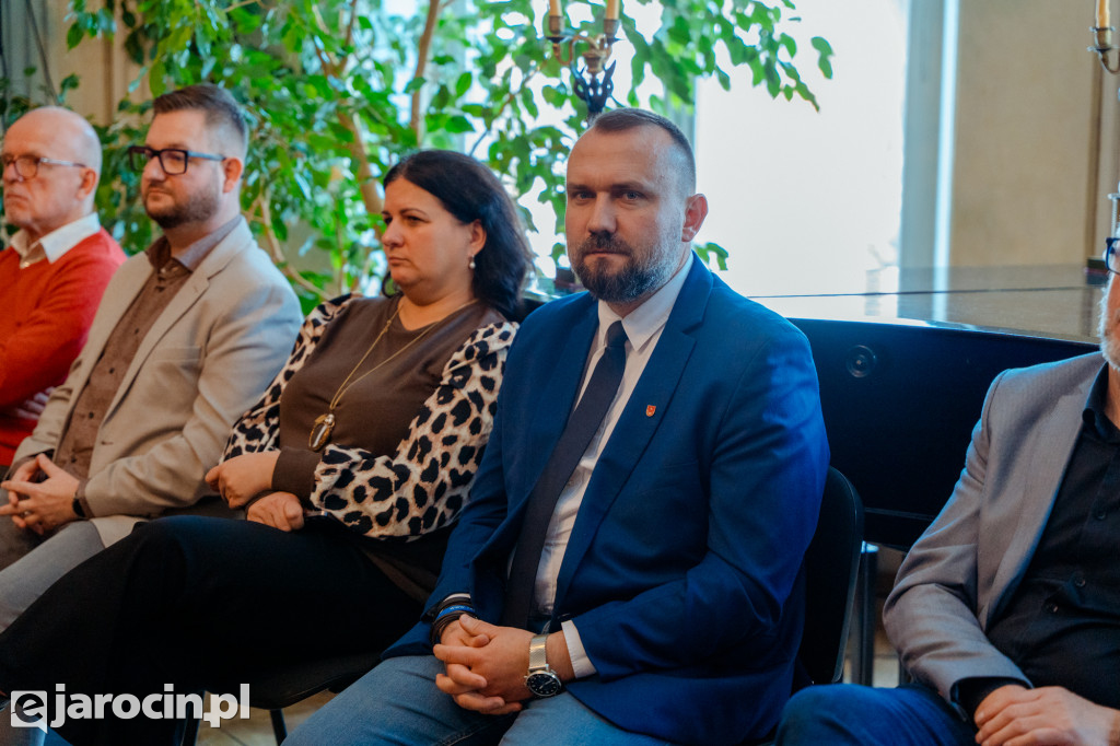 Obrady w wyjątkowej scenerii. XXI Sesja Rady Powiatu Jarocińskiego w Muzeum Adama Mickiewicza w Śmiełowie