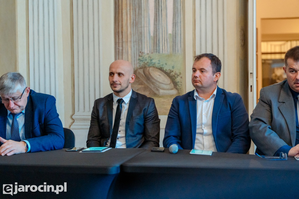 Obrady w wyjątkowej scenerii. XXI Sesja Rady Powiatu Jarocińskiego w Muzeum Adama Mickiewicza w Śmiełowie