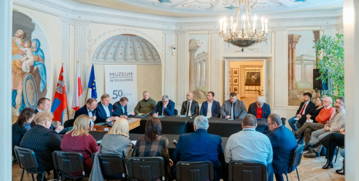Obrady w wyjątkowej scenerii. XXI Sesja Rady Powiatu Jarocińskiego w Muzeum Adama Mickiewicza w Śmiełowie