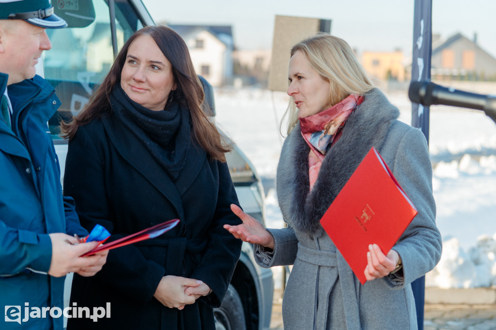 W Jarocinie przekazano klucze do szlabanu do ważenia pojazdów przy zjeździe z drogi S11