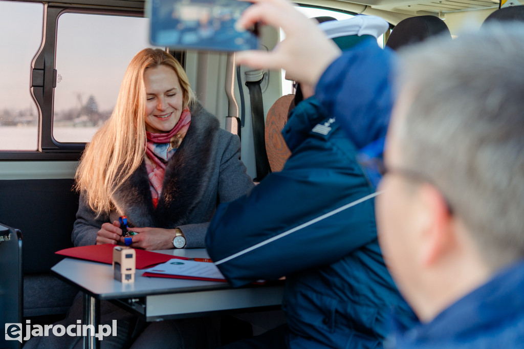 W Jarocinie przekazano klucze do szlabanu do ważenia pojazdów przy zjeździe z drogi S11