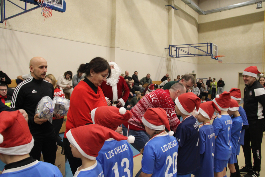 III Mikołajkowy Turniej Halowej Piłki Nożnej o Puchar Starosty Jarocińskiego rozstrzygnięty