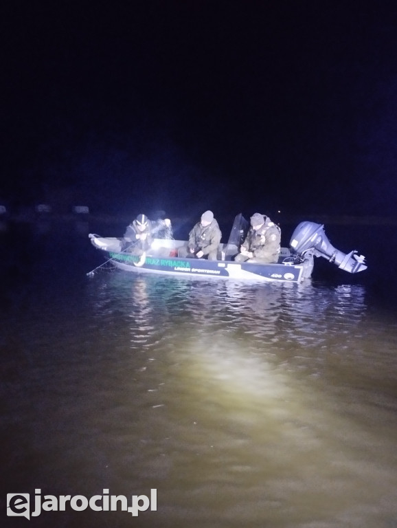 Roszków: kilometry nielegalnych sieci i setki ocalonych ryb