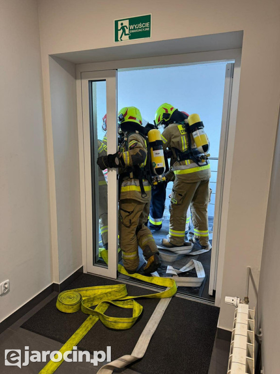 Zaskoczenie wśród interesantów. Urzędnicy ewakuowani, strażacy w akcji w Jaraczewie