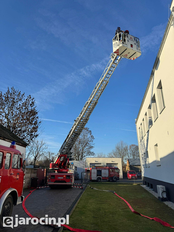 Zaskoczenie wśród interesantów. Urzędnicy ewakuowani, strażacy w akcji w Jaraczewie
