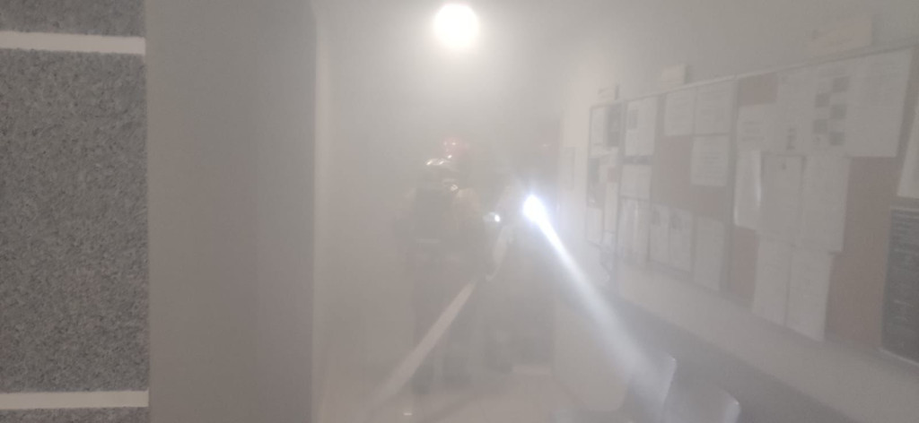 Zaskoczenie wśród interesantów. Urzędnicy ewakuowani, strażacy w akcji w Jaraczewie