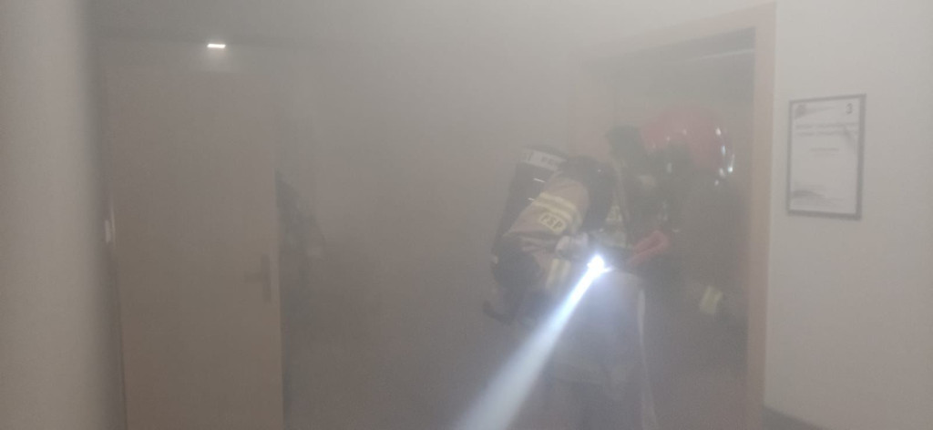 Zaskoczenie wśród interesantów. Urzędnicy ewakuowani, strażacy w akcji w Jaraczewie