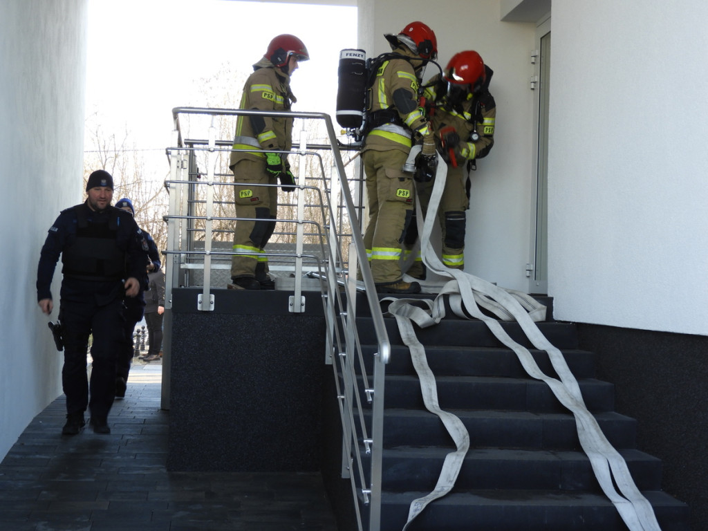 Zaskoczenie wśród interesantów. Urzędnicy ewakuowani, strażacy w akcji w Jaraczewie