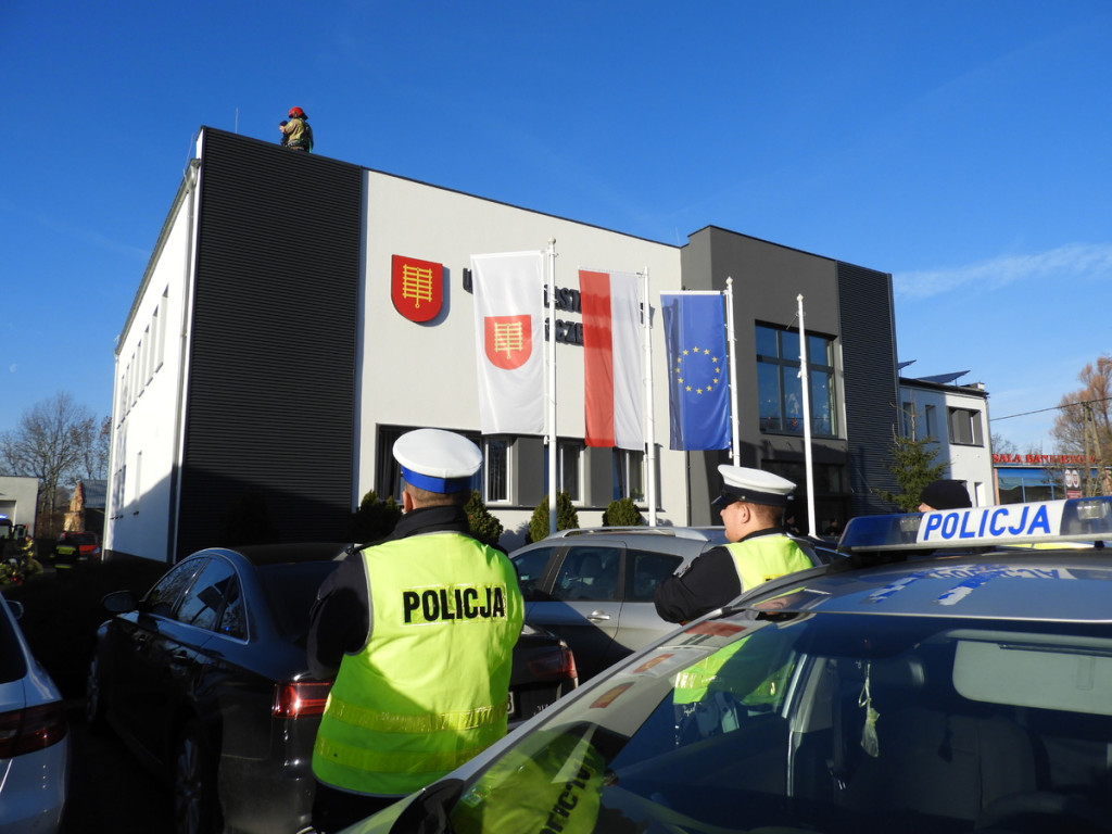 Zaskoczenie wśród interesantów. Urzędnicy ewakuowani, strażacy w akcji w Jaraczewie