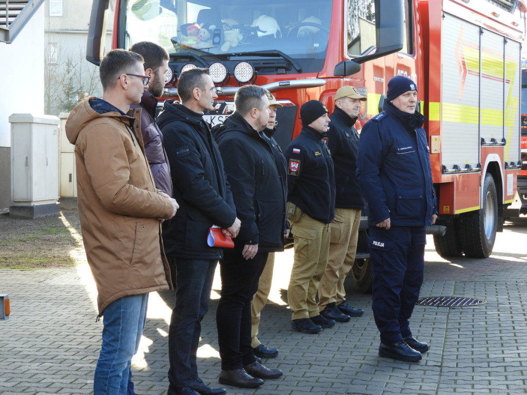 Zaskoczenie wśród interesantów. Urzędnicy ewakuowani, strażacy w akcji w Jaraczewie