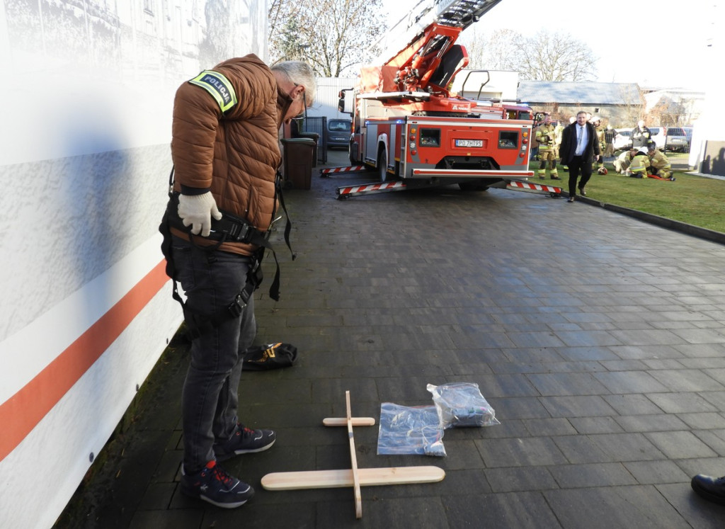 Zaskoczenie wśród interesantów. Urzędnicy ewakuowani, strażacy w akcji w Jaraczewie