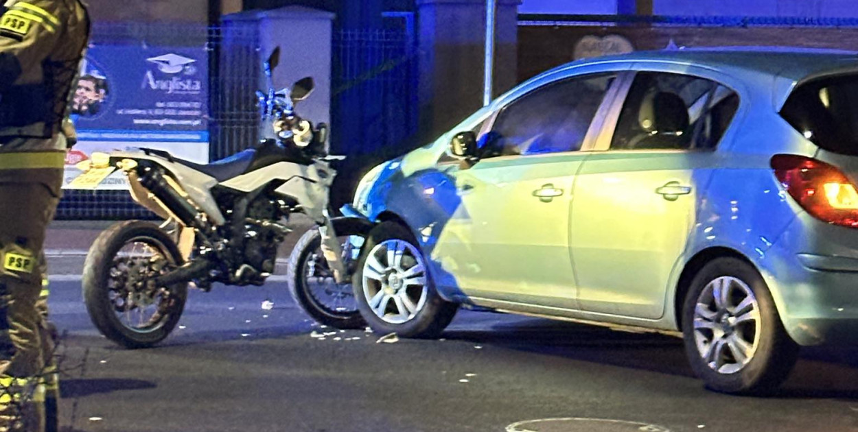 Zderzenie samochodu osobowego i motocykla na ul. Wrocławskiej w Jarocinie