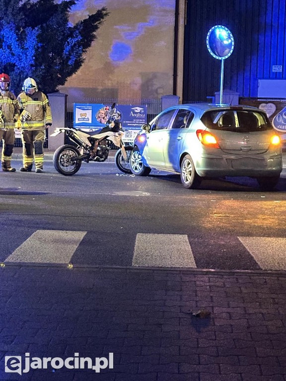 Zderzenie samochodu osobowego i motocykla na ul. Wrocławskiej w Jarocinie