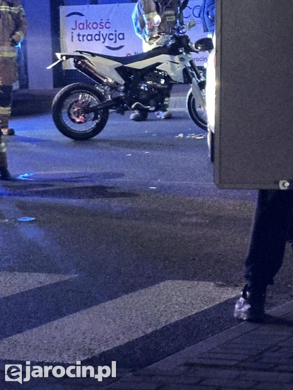 Zderzenie samochodu osobowego i motocykla na ul. Wrocławskiej w Jarocinie