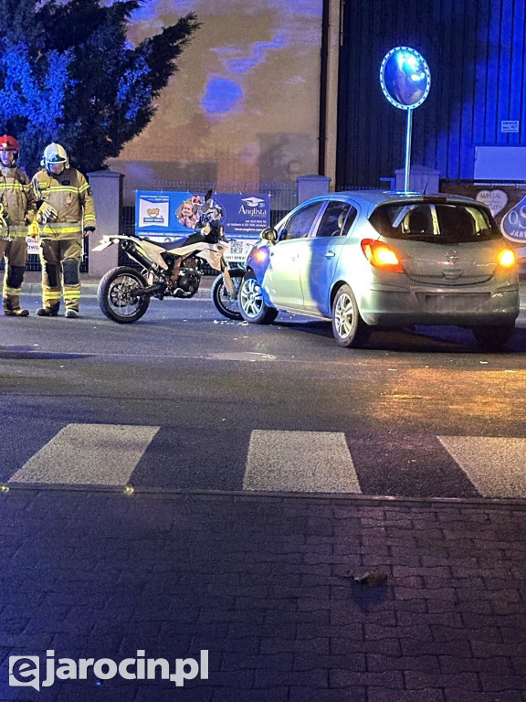 Zderzenie samochodu osobowego i motocykla na ul. Wrocławskiej w Jarocinie