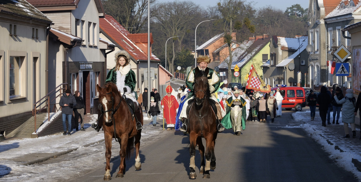 Polonez przy kolędzie i żywa szopka – tak świętowano Trzech Króli w Żerkowie