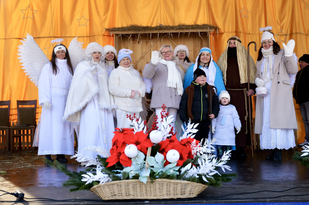 Polonez przy kolędzie i żywa szopka – tak świętowano Trzech Króli w Żerkowie