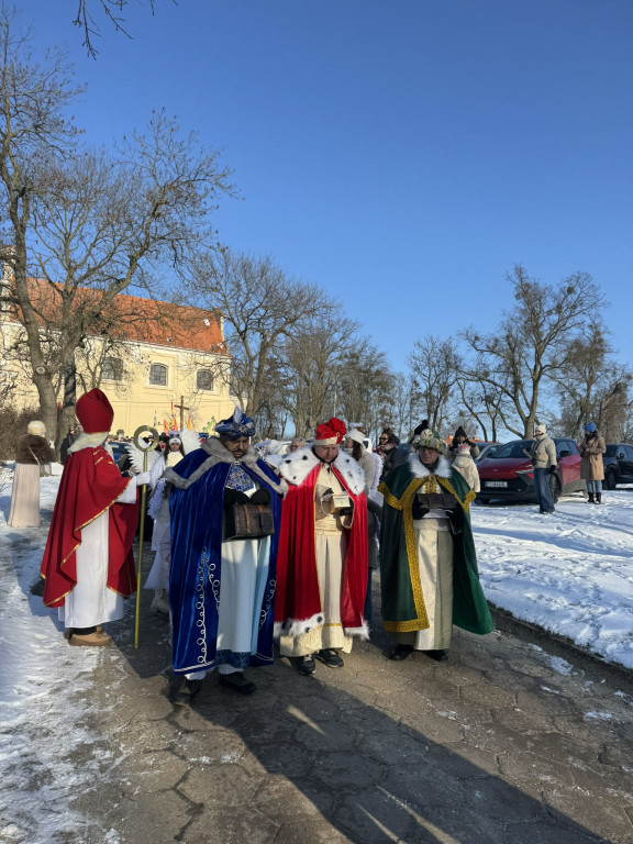 Polonez przy kolędzie i żywa szopka – tak świętowano Trzech Króli w Żerkowie