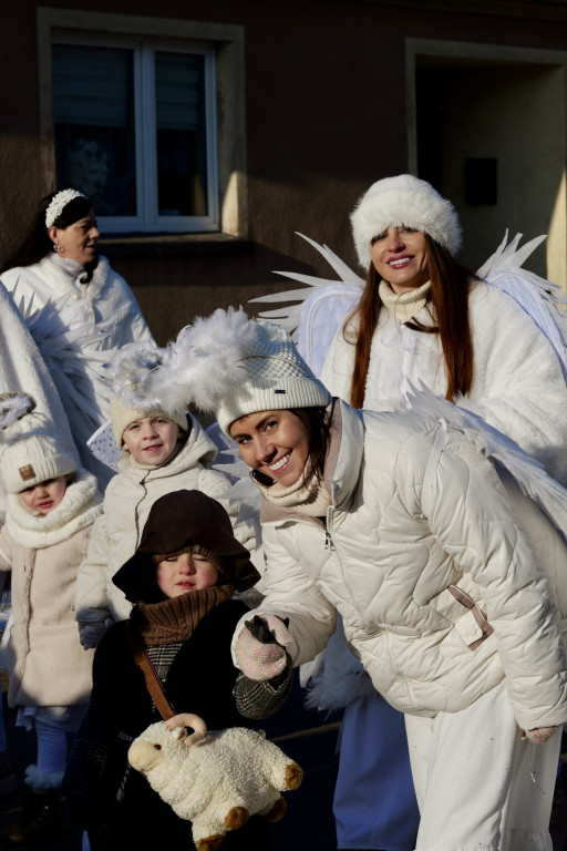 Polonez przy kolędzie i żywa szopka – tak świętowano Trzech Króli w Żerkowie