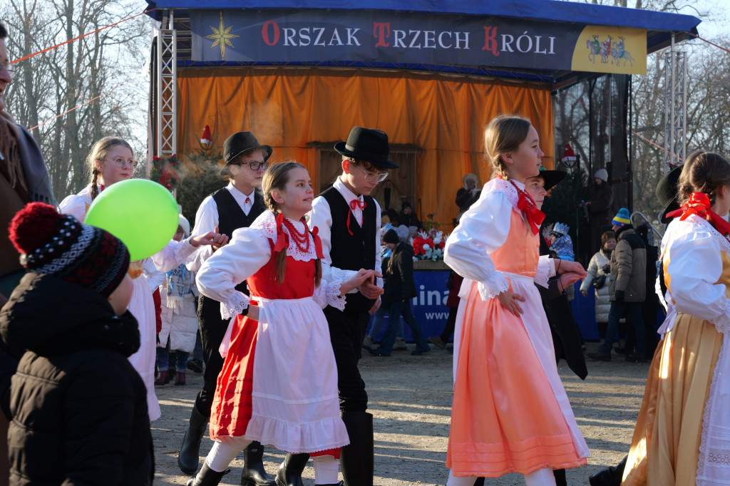 Polonez przy kolędzie i żywa szopka – tak świętowano Trzech Króli w Żerkowie