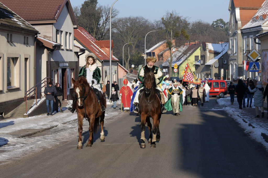 Polonez przy kolędzie i żywa szopka – tak świętowano Trzech Króli w Żerkowie