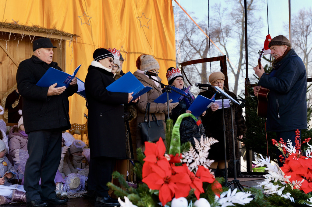Polonez przy kolędzie i żywa szopka – tak świętowano Trzech Króli w Żerkowie