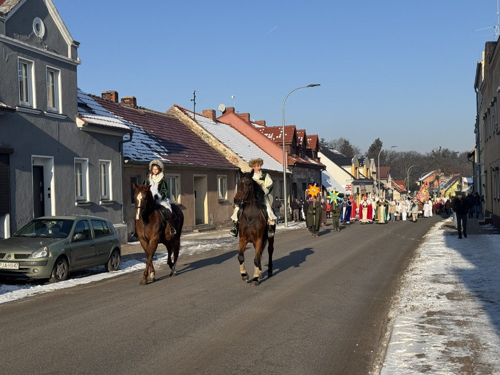 Polonez przy kolędzie i żywa szopka – tak świętowano Trzech Króli w Żerkowie