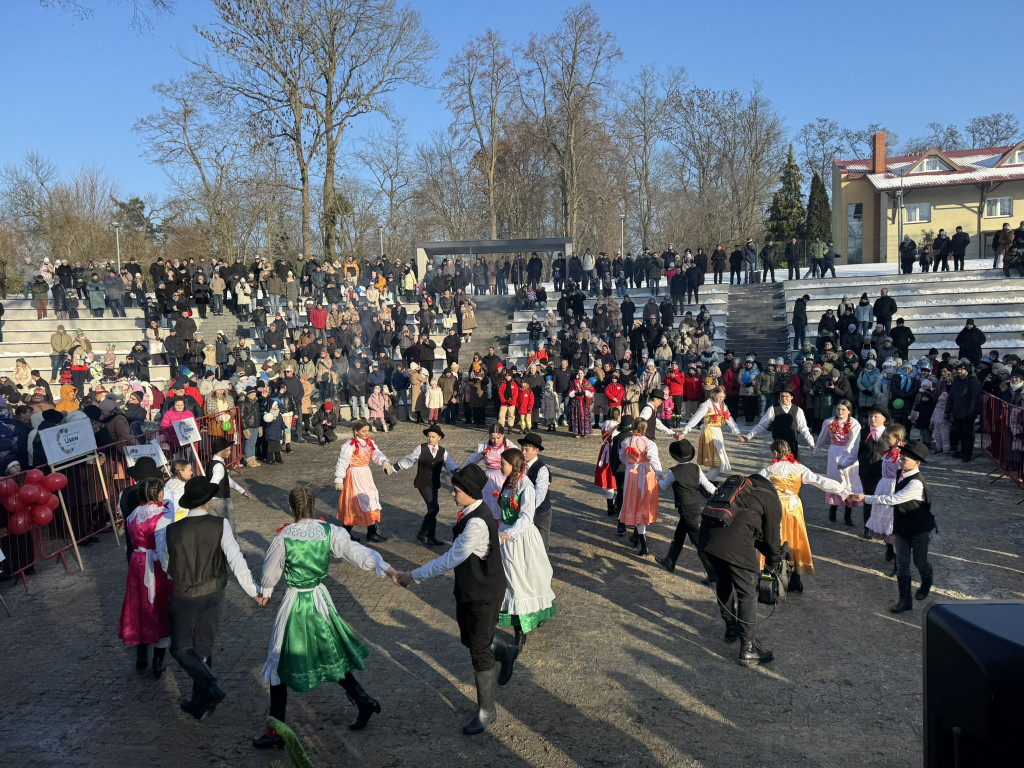 Polonez przy kolędzie i żywa szopka – tak świętowano Trzech Króli w Żerkowie