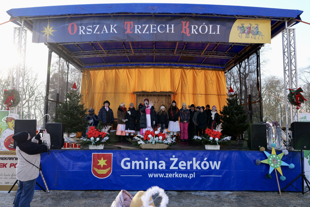 Polonez przy kolędzie i żywa szopka – tak świętowano Trzech Króli w Żerkowie