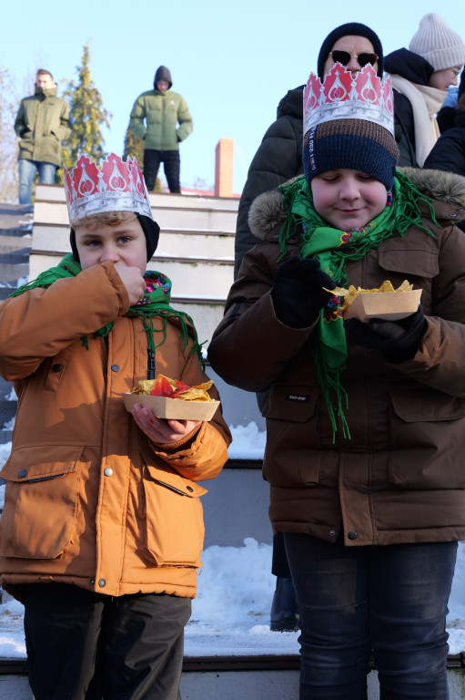 Polonez przy kolędzie i żywa szopka – tak świętowano Trzech Króli w Żerkowie