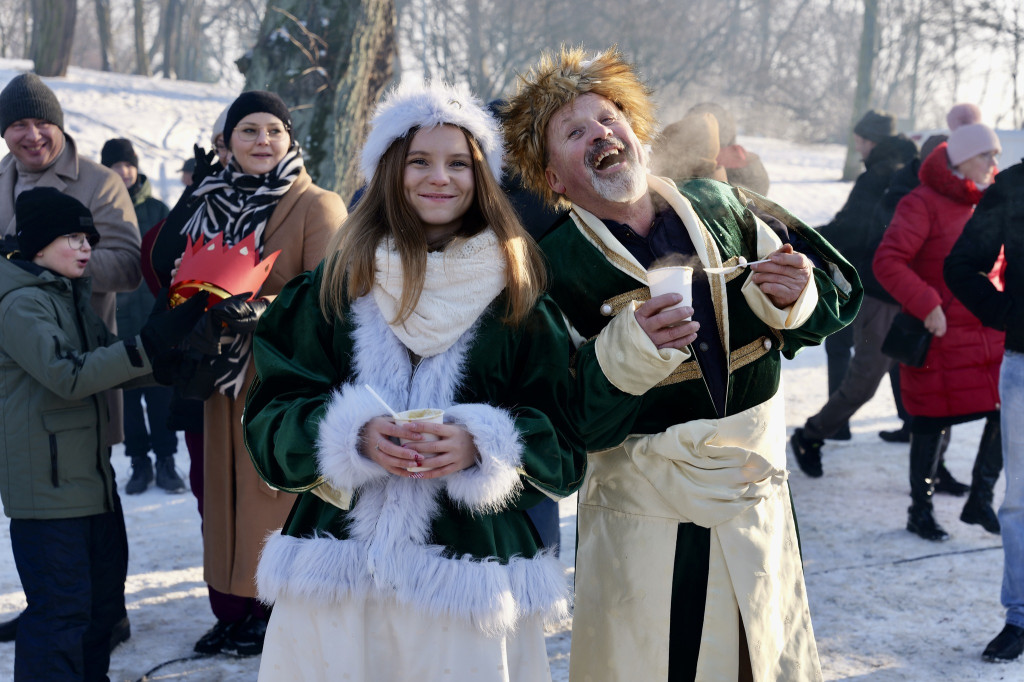 Polonez przy kolędzie i żywa szopka – tak świętowano Trzech Króli w Żerkowie