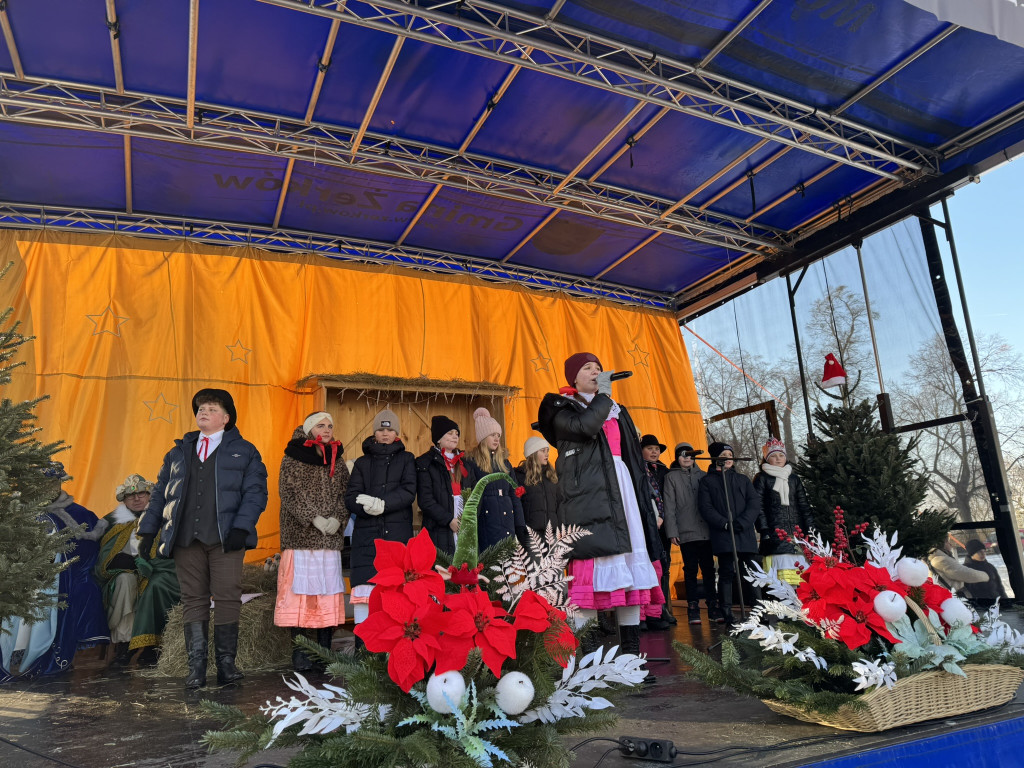 Polonez przy kolędzie i żywa szopka – tak świętowano Trzech Króli w Żerkowie
