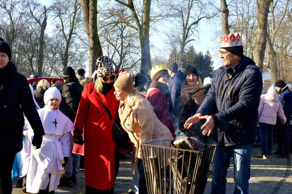 Polonez przy kolędzie i żywa szopka – tak świętowano Trzech Króli w Żerkowie