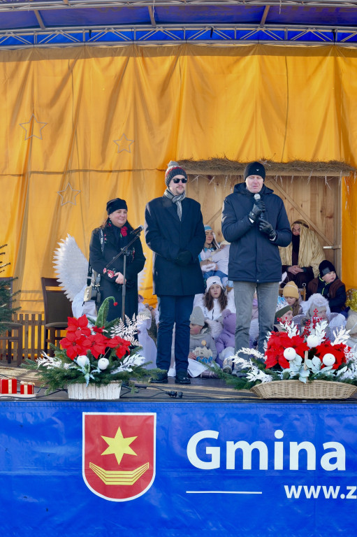 Polonez przy kolędzie i żywa szopka – tak świętowano Trzech Króli w Żerkowie