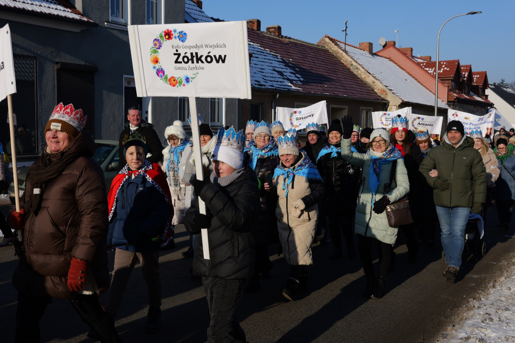 Polonez przy kolędzie i żywa szopka – tak świętowano Trzech Króli w Żerkowie
