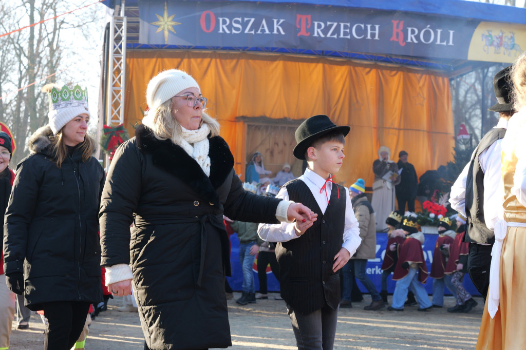 Polonez przy kolędzie i żywa szopka – tak świętowano Trzech Króli w Żerkowie