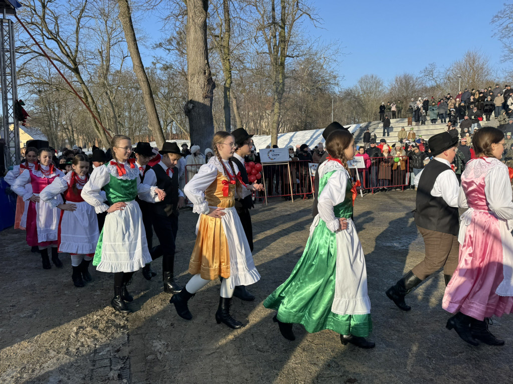 Polonez przy kolędzie i żywa szopka – tak świętowano Trzech Króli w Żerkowie