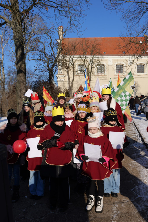 Polonez przy kolędzie i żywa szopka – tak świętowano Trzech Króli w Żerkowie