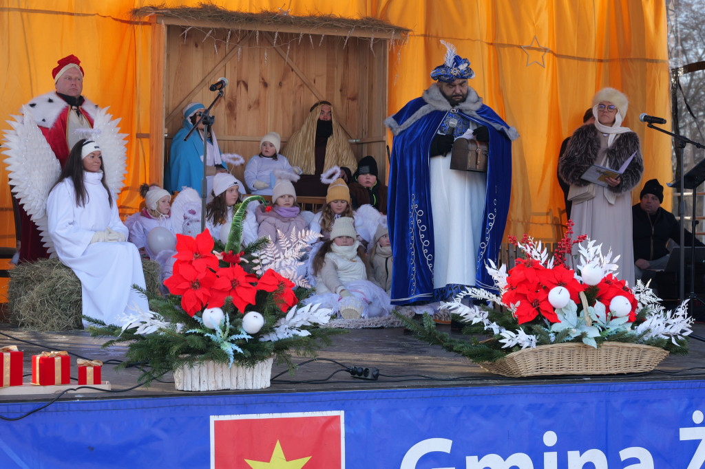 Polonez przy kolędzie i żywa szopka – tak świętowano Trzech Króli w Żerkowie